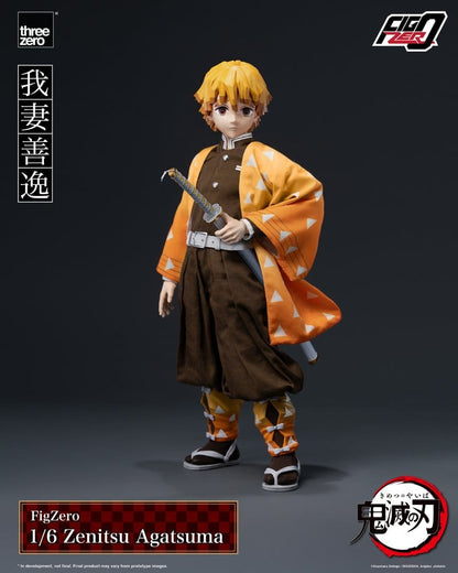 Vista de cuerpo completo de la figura FigZero de Zenitsu Agatsuma mostrando el uniforme del Cuerpo de Cazadores de Demonios y su excelente nivel de detalle.