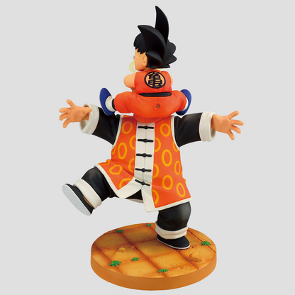 Vista trasera de la figura oficial Banpresto Goku & Grandpa Gohan 16 cm.