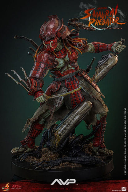 Armas samurái del Akaoni Predator con espadas y cañón de hombro esculpidos por Hot Toys.