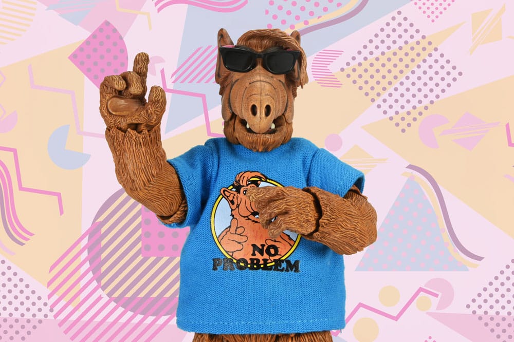 Alf con camiseta azul No Problemo sobre fondo retro – figura NECA