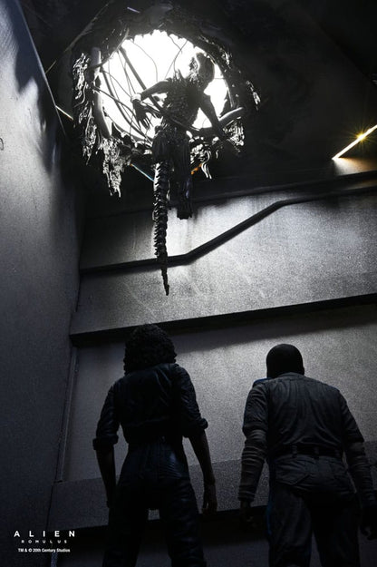 Vista lateral de la figura del Xenomorph suspendido en su base alien romulus deluxe suspended lab xenomorph xx121 neca figura 18cm.
