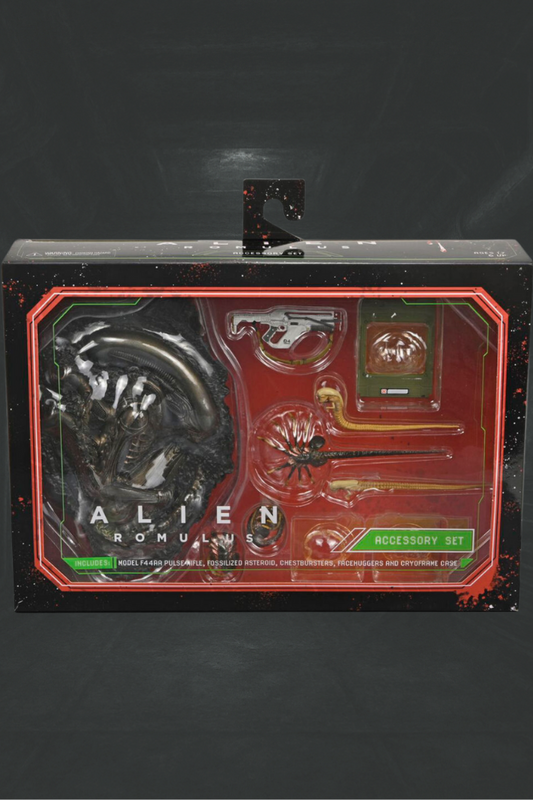 Set de accesorios Alien Romulus de NECA en caja con ventana – vista frontal.