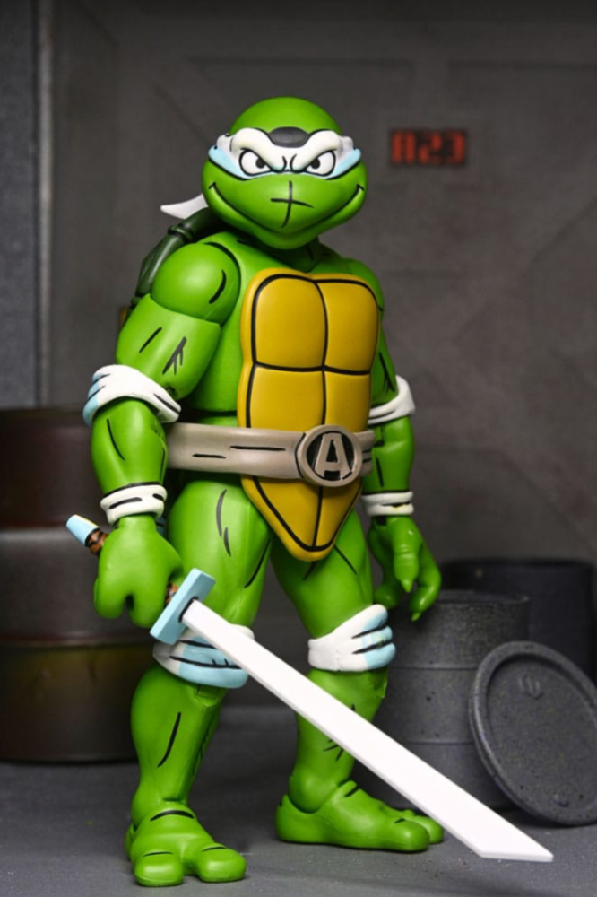 Figura NECA April O’Neil como la quinta Tortuga Ninja con espadas
