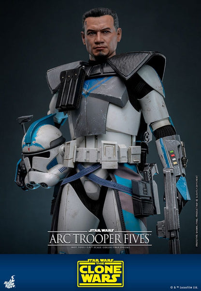 Figura articulada Hot Toys Arc Trooper Fives con casco y rifle