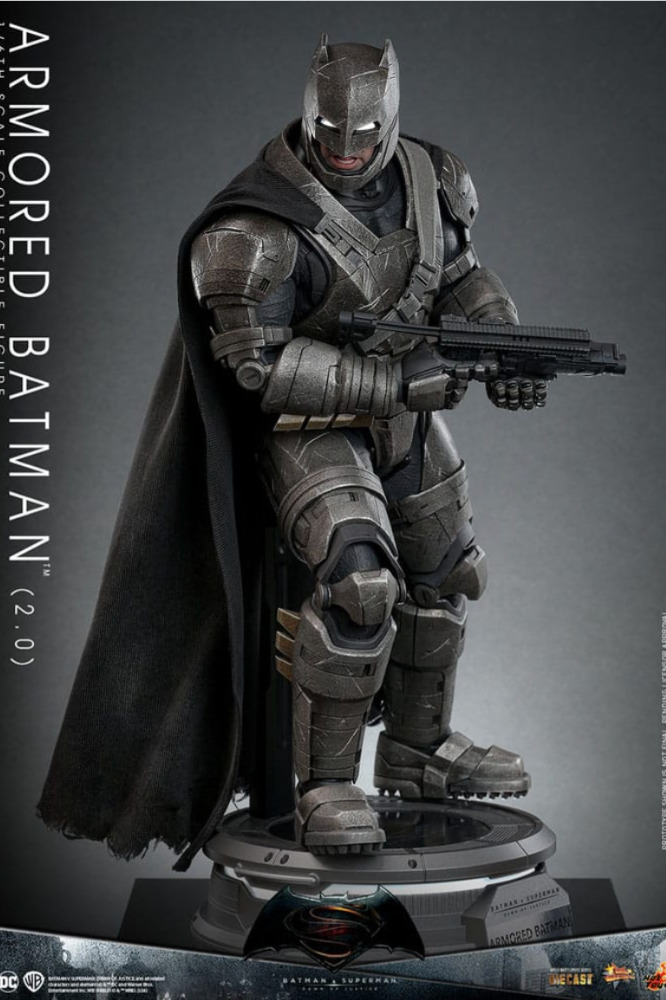 Figura Armored Batman 2.0 Hot Toys – vista frontal con armadura completa y base.