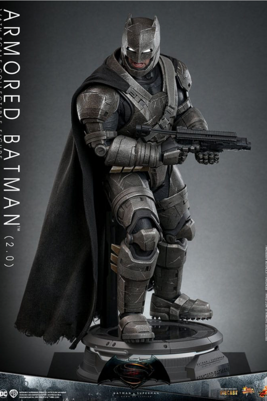 Figura Armored Batman 2.0 Hot Toys – vista frontal con armadura completa y base.