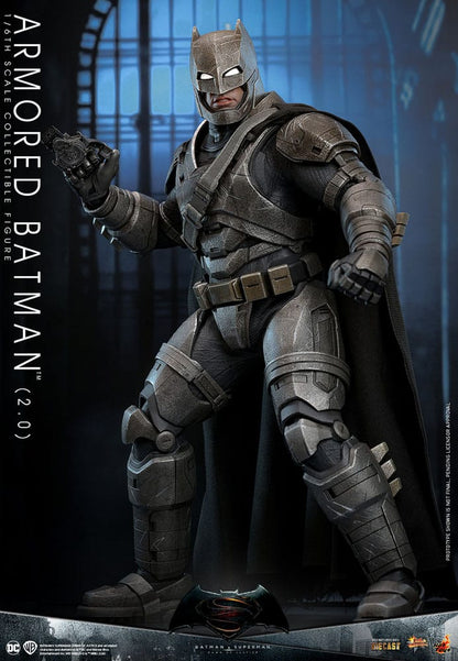 Figura Batman v Superman – Armored Batman 2.0 en pose de acción lateral.
