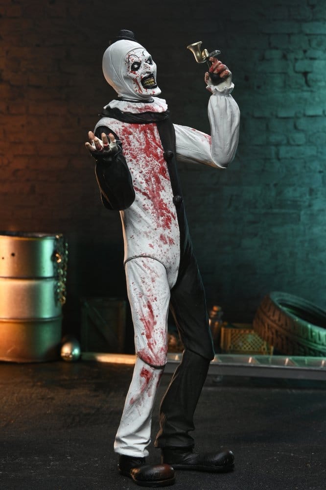 Figura Art the Clown Blood Splattered NECA Terrifier 2 vista frontal con arma
