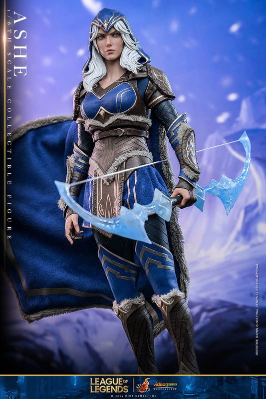Figura frontal de Ashe Hot Toys de League of Legends con fondo azul.