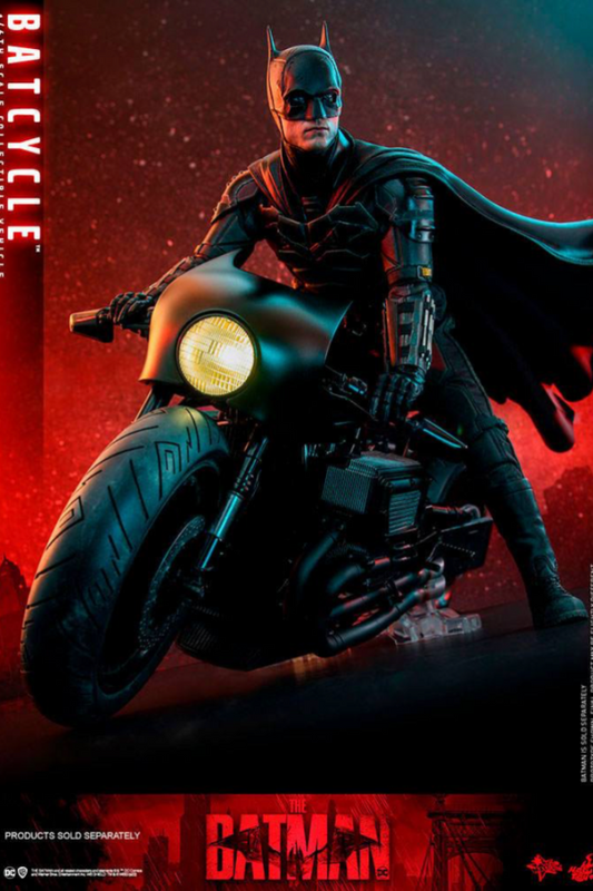 Figura de Batman en la Batcycle con fondo rojo, vista frontal