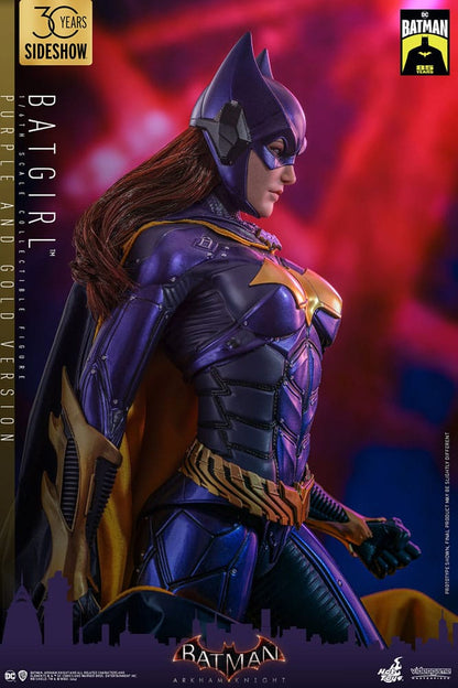 Figura Batgirl Purple and Gold Hot Toys 1/6 en pose de acción - Batman Arkham Knight Videogame