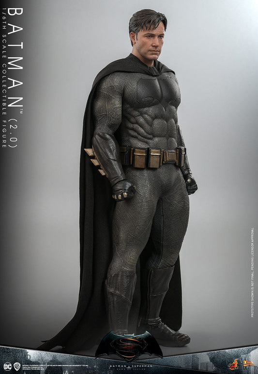 Batman 2.0 Hot Toys Movie Masterpiece 1/6 de 32 cm inspirado en Batman v Superman, figura premium con traje de tela y esculpido realista.