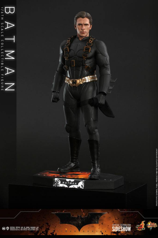 Figura Batman Begins Hot Toys Movie Masterpiece escala 1/6 con accesorios.