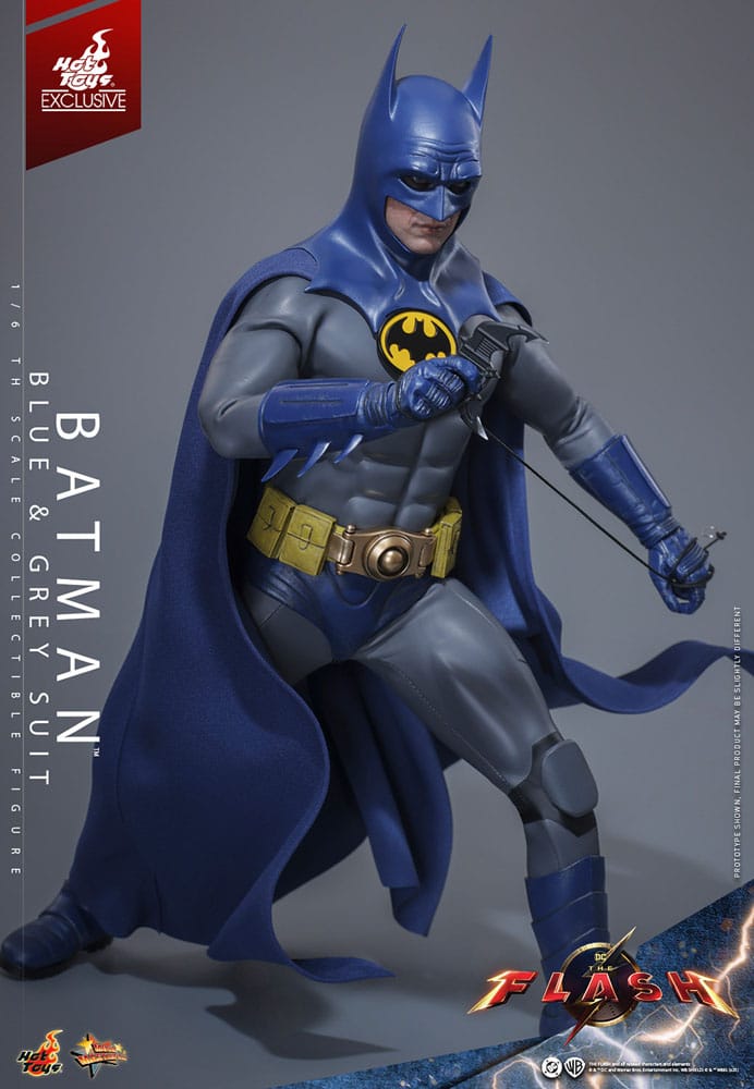 Figura Batman Blue & Grey Suit detalle del traje y accesorios Hot Toys The Flash escala 1/6