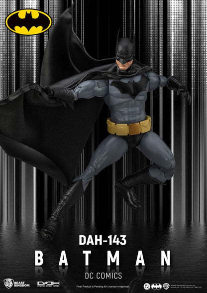 Batman DAH-143 Beast Kingdom con traje negro gris y base expositora