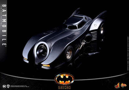Batmóvil detallado con interior iluminado – Hot Toys Batman 1989 escala 1/6