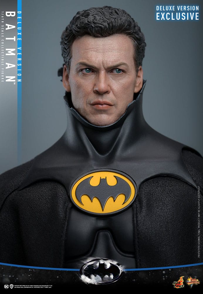 Figura articulada de Batman con capa desplegable y base de diorama incluida.