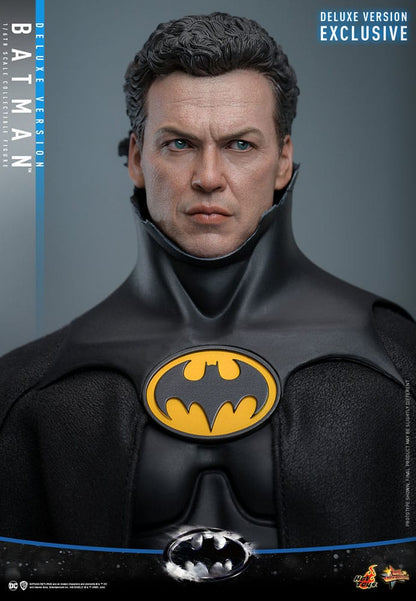 Figura articulada de Batman con capa desplegable y base de diorama incluida.