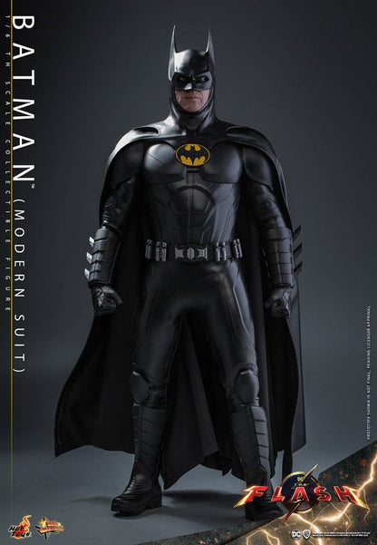Figura de Batman (Modern Suit) con accesorios intercambiables – The Flash por Hot Toys