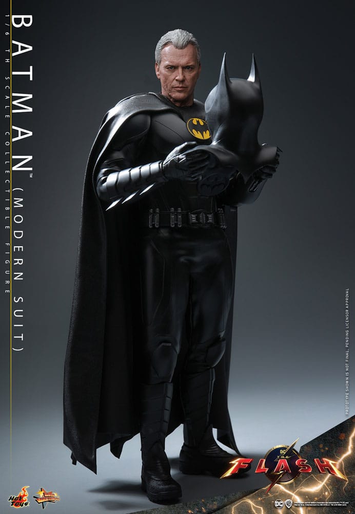 Vista lateral de Batman (Modern Suit) con capa desplegada – Hot Toys The Flash