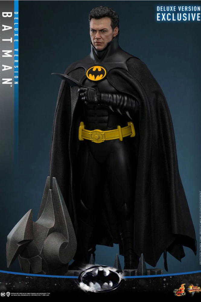 Figura Batman Returns Deluxe Version de Hot Toys a escala 1/6 con traje negro y capa desplegable.
