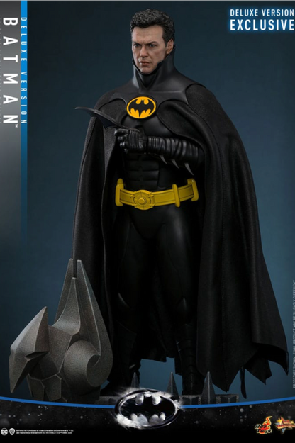 Figura Batman Returns Deluxe Version de Hot Toys a escala 1/6 con traje negro y capa desplegable.