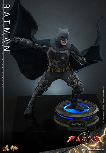 Figura Batman Hot Toys 1/6 con accesorios - The Flash Movie - DC Comics