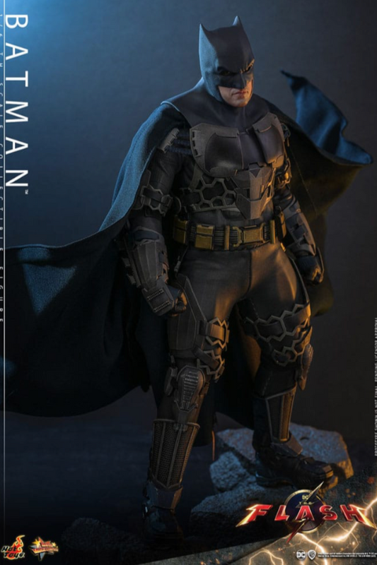 Figura Batman Hot Toys 1/6 escala frontal - The Flash Movie - DC Comics