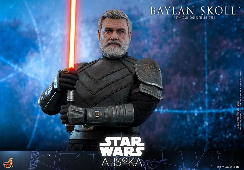 Figura articulada de Baylan Skoll Hot Toys en pose con sable láser rojo encendido – Star Wars Ahsoka.
