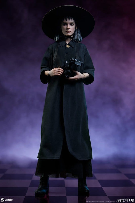 Figura Lydia Deetz Beetlejuice 1/6 Sideshow 25 cm con sombrero negro y cámara