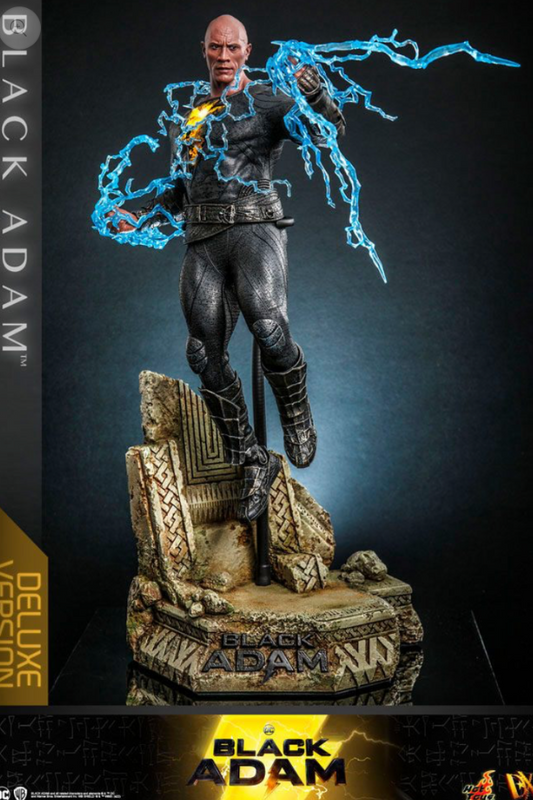 Figura Black Adam Hot Toys Deluxe Version con rayos azules y base expositora.