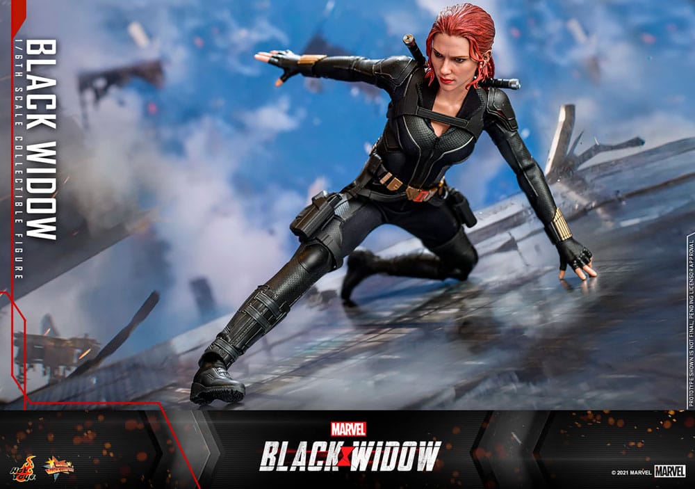 Figura Black Widow Hot Toys con porras, pistolas y base expositora Marvel 1/6.