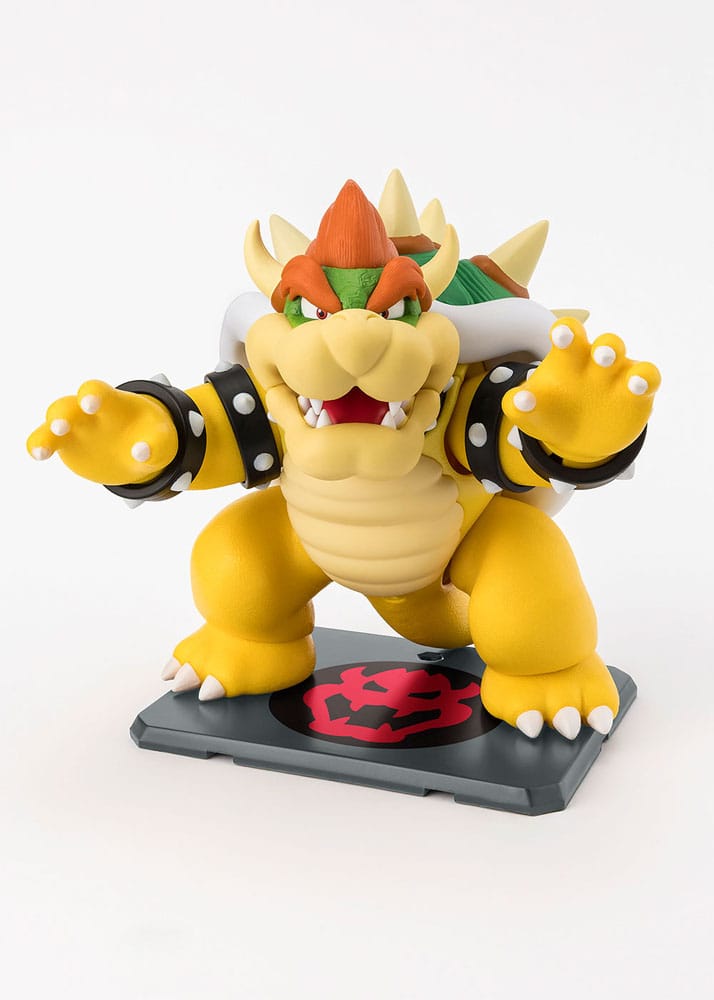 Accesorios incluidos con la figura Bowser: bola de fuego, manos intercambiables y soporte.