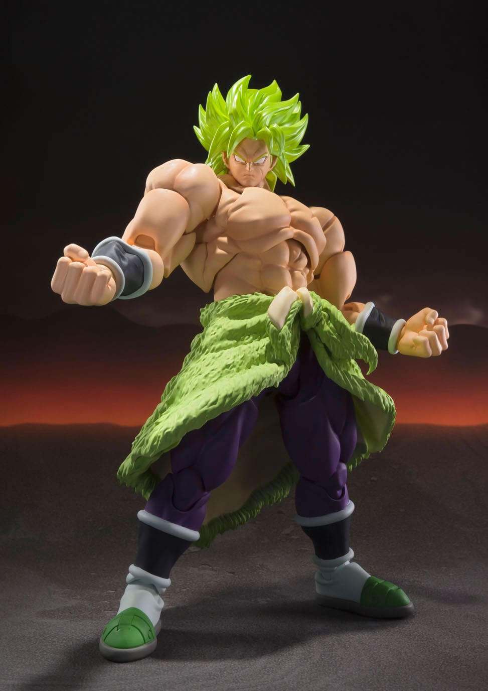 Figura Broly Fullpower con capa verde y torso musculoso