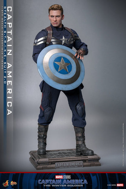 Vista frontal de la figura Capitán América Hot Toys con base expositora