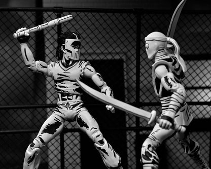 Vista frontal de la figura Casey Jones Black & White de NECA para Teenage Mutant Ninja Turtles.