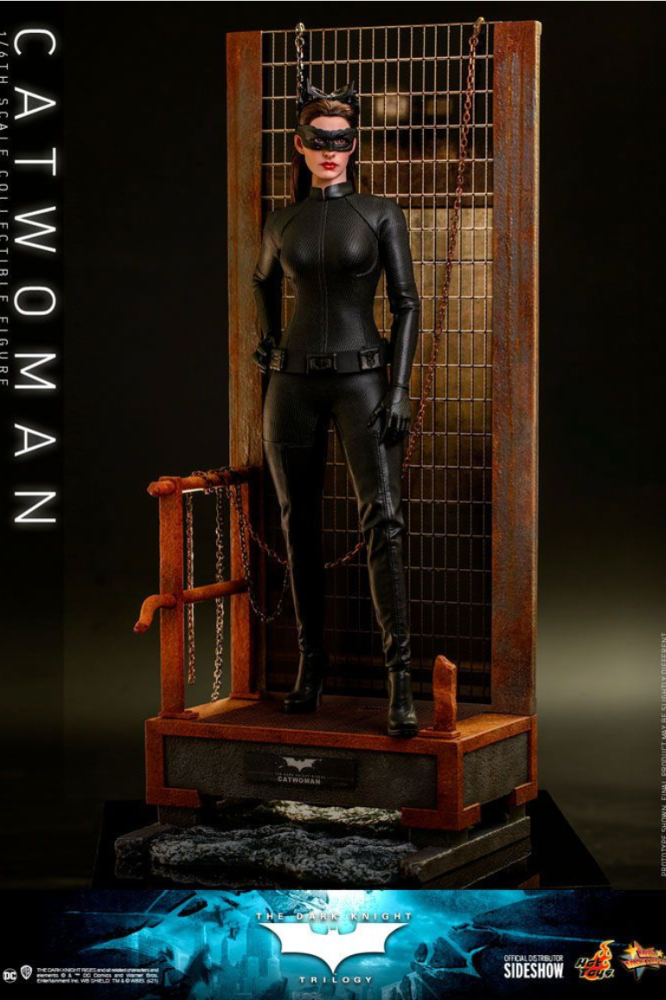 Figura completa de Catwoman con gafas y traje negro posando junto al Batpod catwoman the dark knight trilogy figura 1/6 29cm hot toys movie masterpiece.