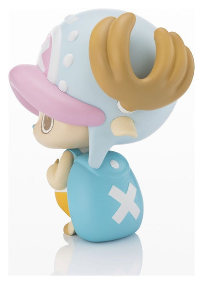 Figura Chopper Tekupiku One Piece vista lateral con gorro azul y cuernos