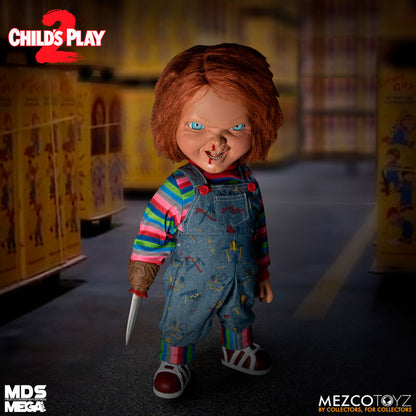 Chucky con expresión amenazante y overol a rayas – figura de terror Mezco