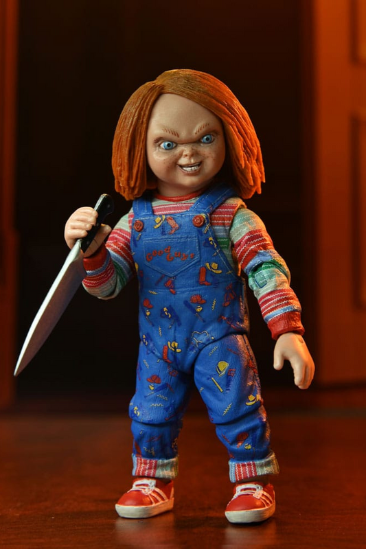 Figura Ultimate Chucky de la serie TV con mono de colores y cuchillo – NECA 18 cm.