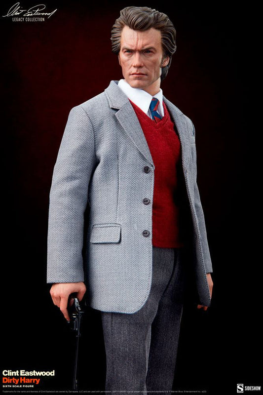 Detalle de la figura de Clint Eastwood como Harry el Sucio con vestimenta de tela.
