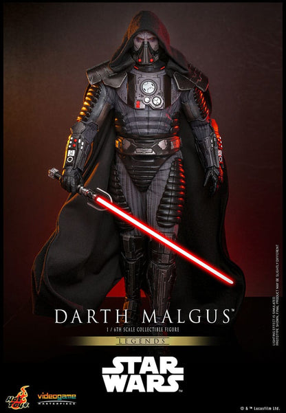 Detalle de la armadura de Darth Malgus con luz LED en el pecho.
