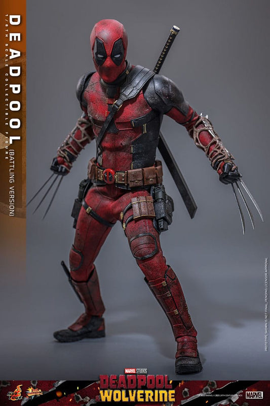 Figura Deadpool Battling Version Hot Toys escala 1/6 – Vista frontal con traje dañado, garras y katanas | Edición Marvel Deadpool & Wolverine