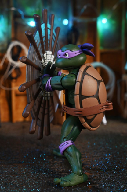 Figura Ultimate de Donatello NECA versión VHS basada en la serie animada TMNT