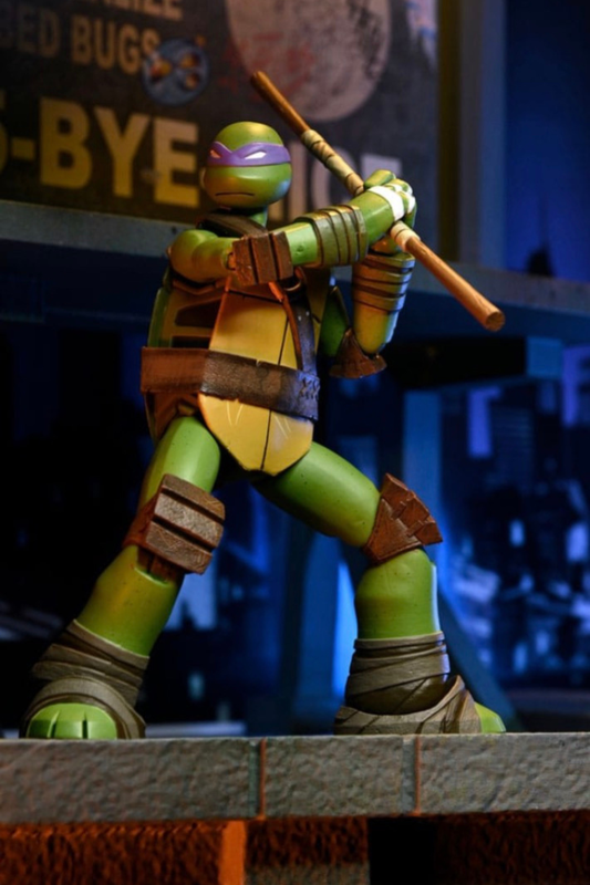 Figura Donatello Ultimate NECA 18 cm con bo en pose de combate