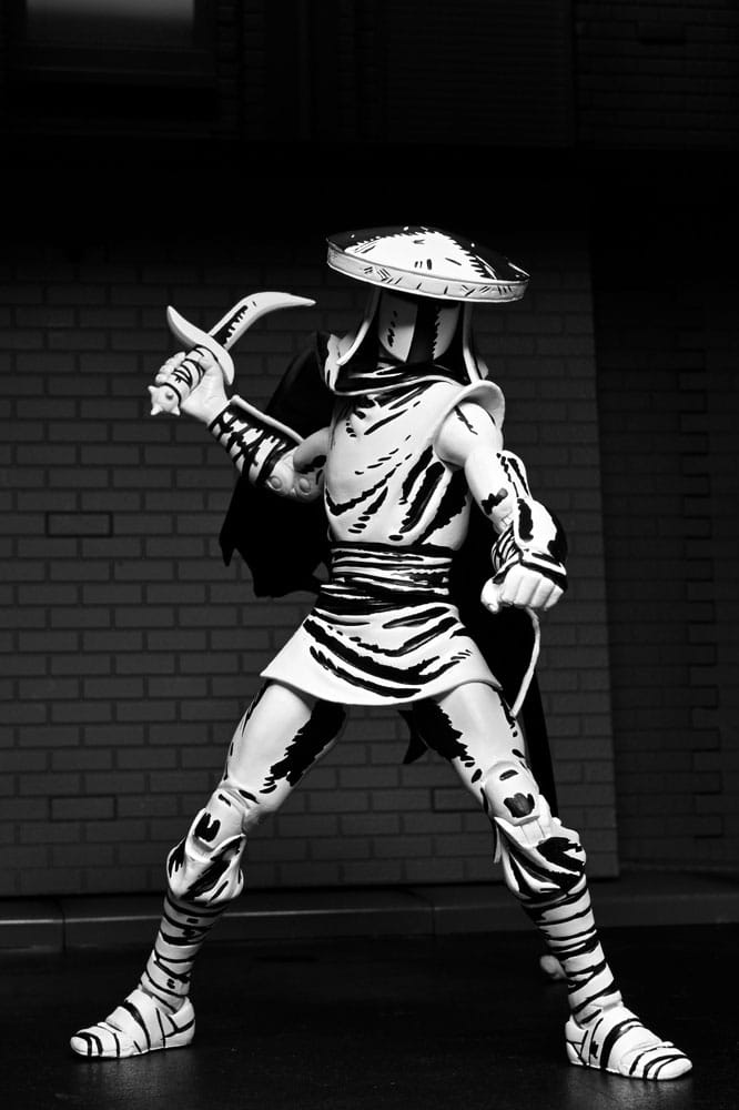 Figura Elite Foot Ninja Guard Black & White de 18 cm de NECA inspirada en los cómics de Teenage Mutant Ninja Turtles.