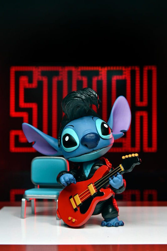 Figura Stitch vestido de Elvis con guitarra roja – NECA Ultimate