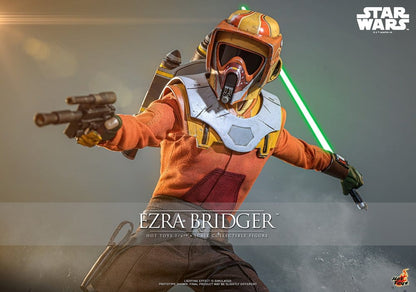Figura Hot Toys Ezra Bridger con jetpack inspirada en Star Wars Rebels escala 1/6