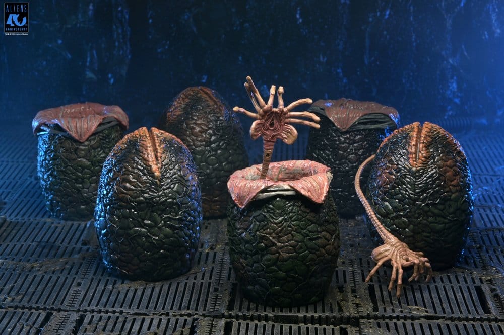 Detalle del Facehugger de Alien NECA con cola flexible incluido en el pack de accesorios