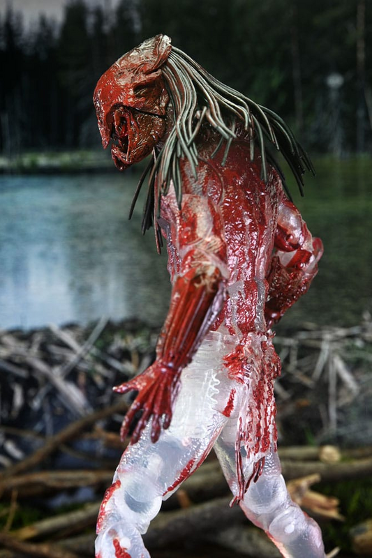 Figura Feral Bear Blood Predator de NECA con cuerpo ensangrentado, escala 1/10.
